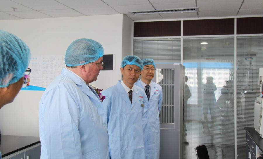 图3 在合作企业向来宾介绍项目情况 .png